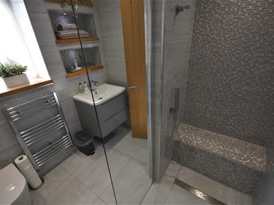 MASTER EN SUITE WET ROOM ALT ANGLE